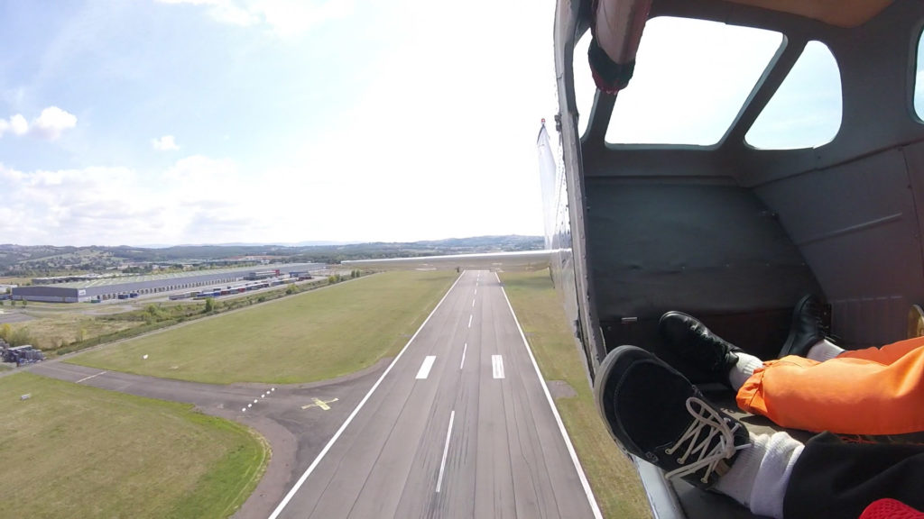 decollage de l'avion pour sauter en parachute