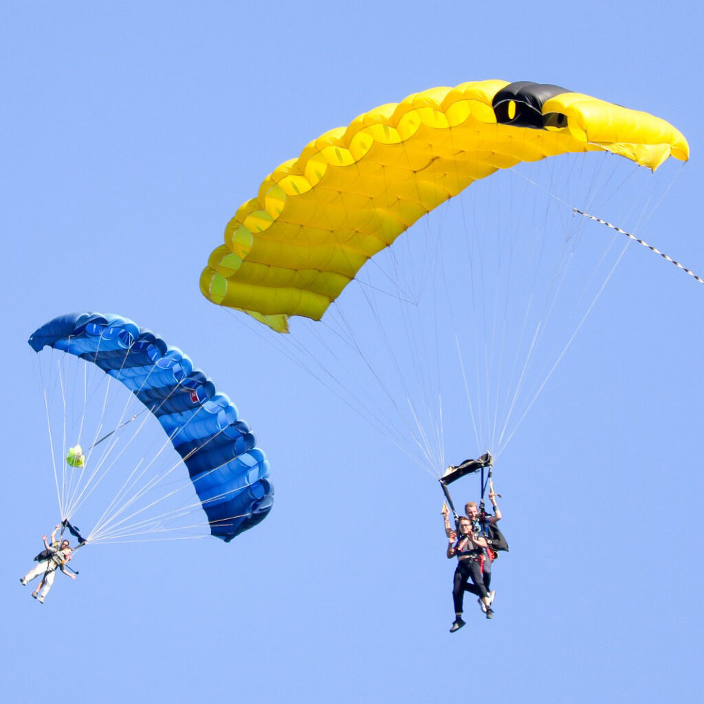 Parachutes dans le ciel de la région Lyonnaise